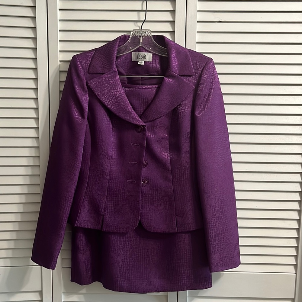 Gorgeous Le Suit 2pc skirt suit with button up blazer jacket Size 4